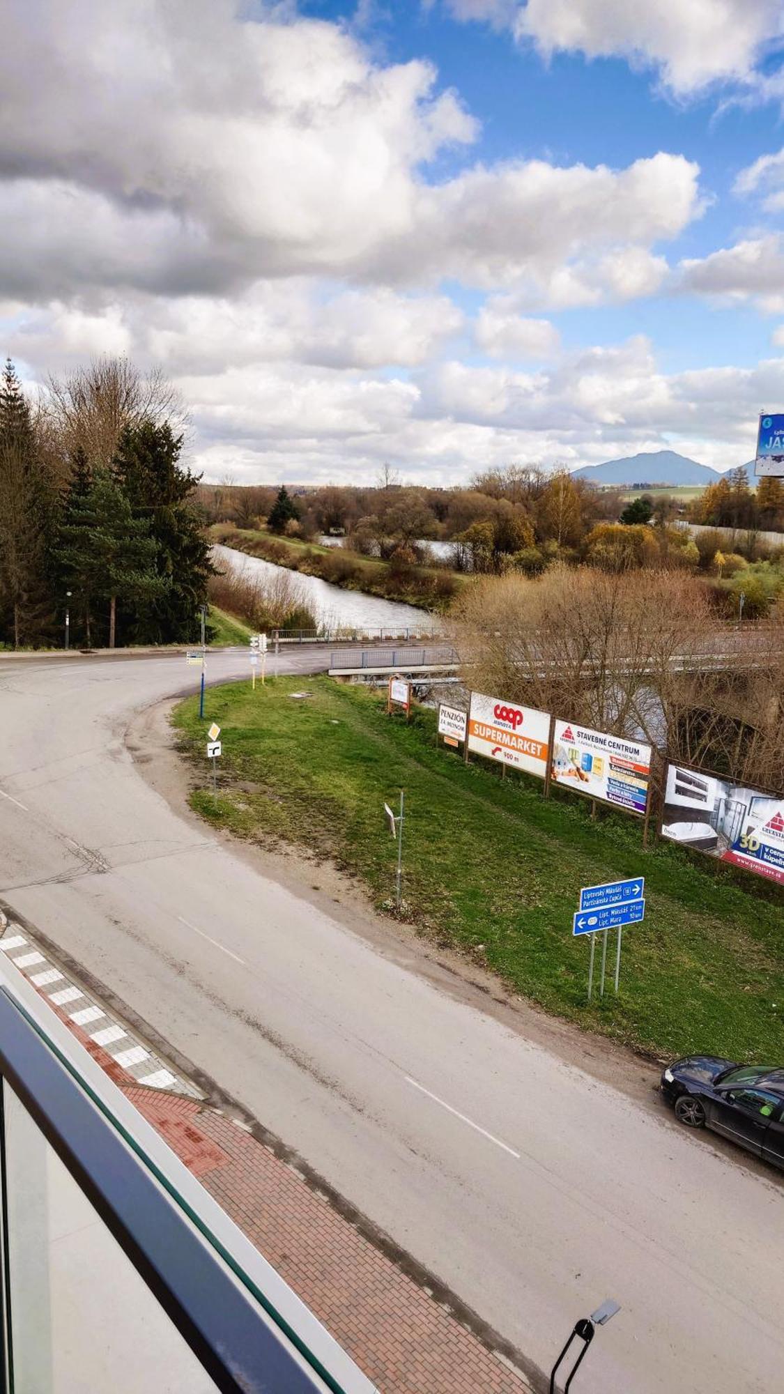 Apartman Nad Riekou Bešeňová Екстериор снимка